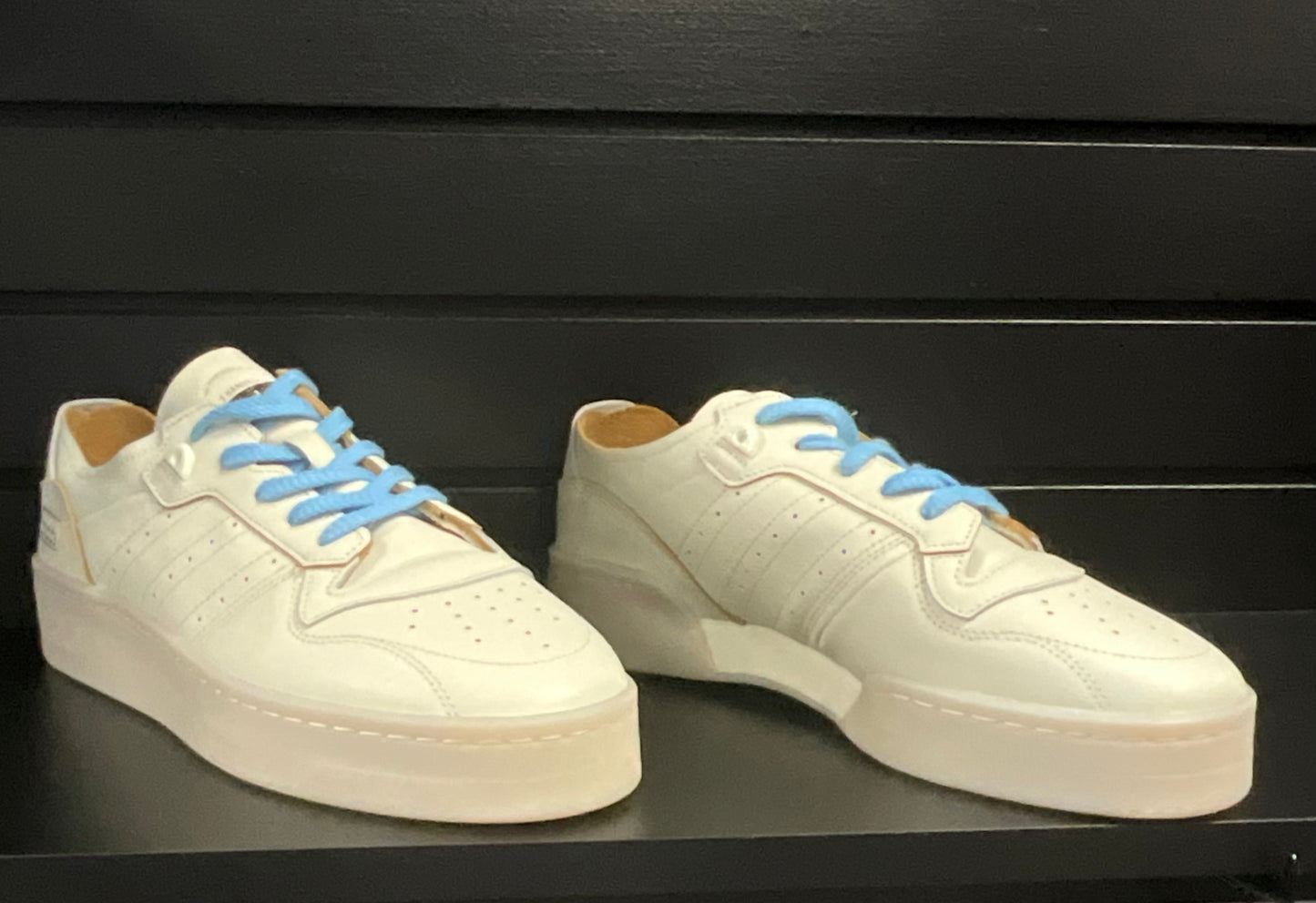 Zapatillas Adidas con logo dorado y blanco en color marfil