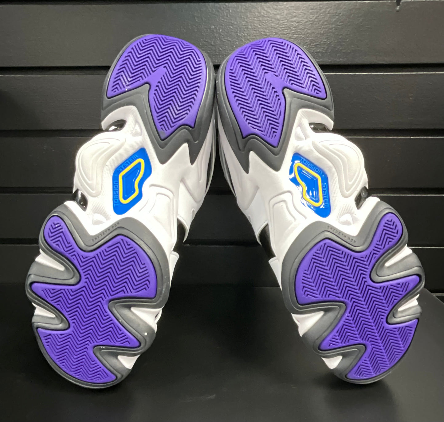 Baskets montantes de basket-ball Adidas Crazy 8 blanches avec accents noirs