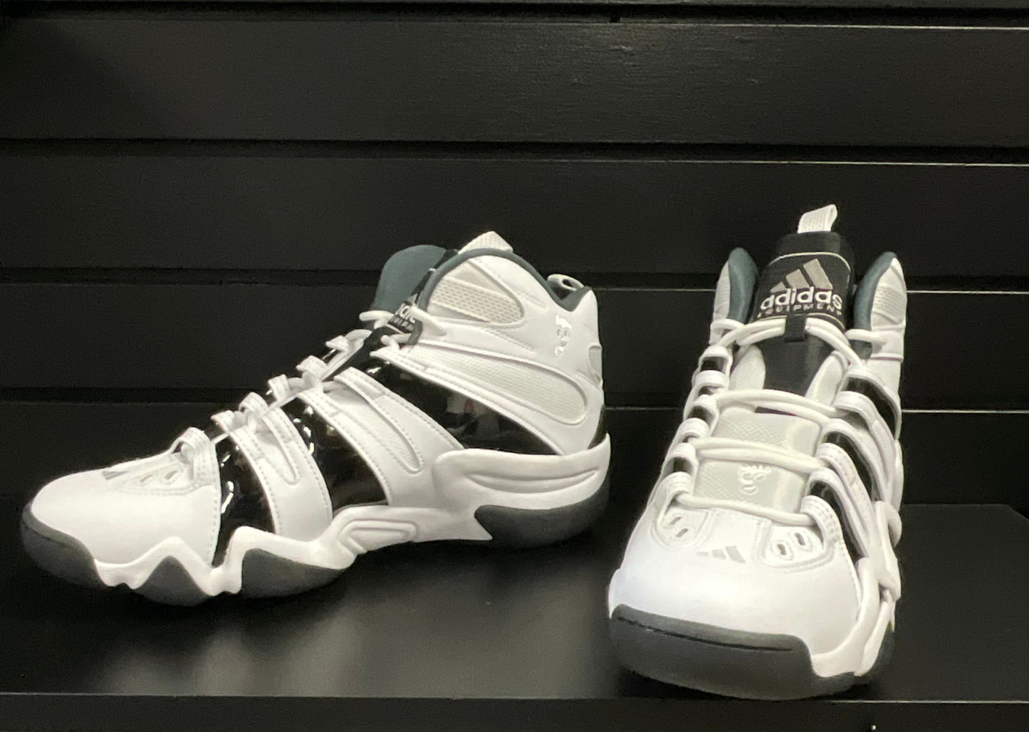 Baskets montantes de basket-ball Adidas Crazy 8 blanches avec accents noirs