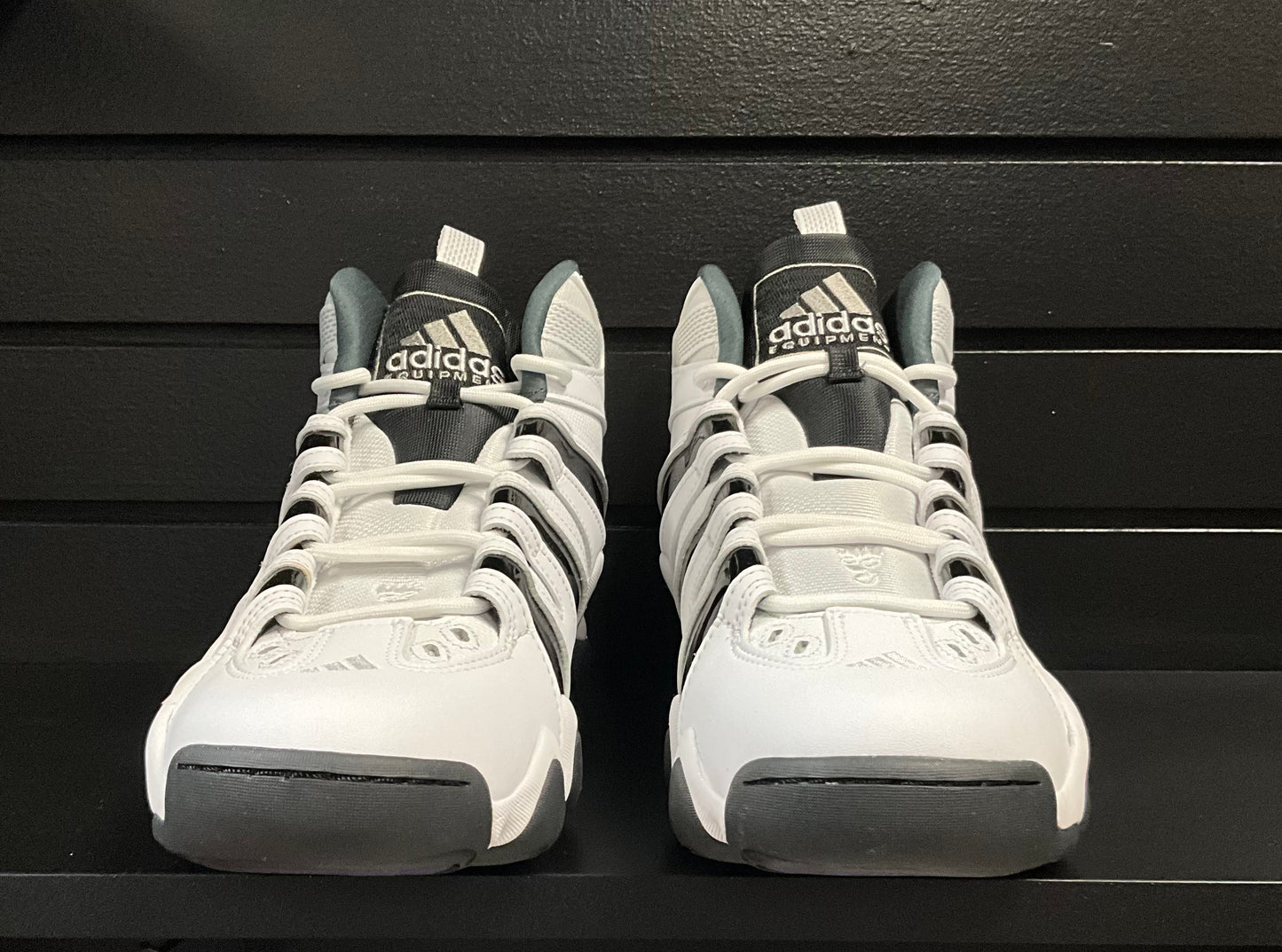 Baskets montantes de basket-ball Adidas Crazy 8 blanches avec accents noirs