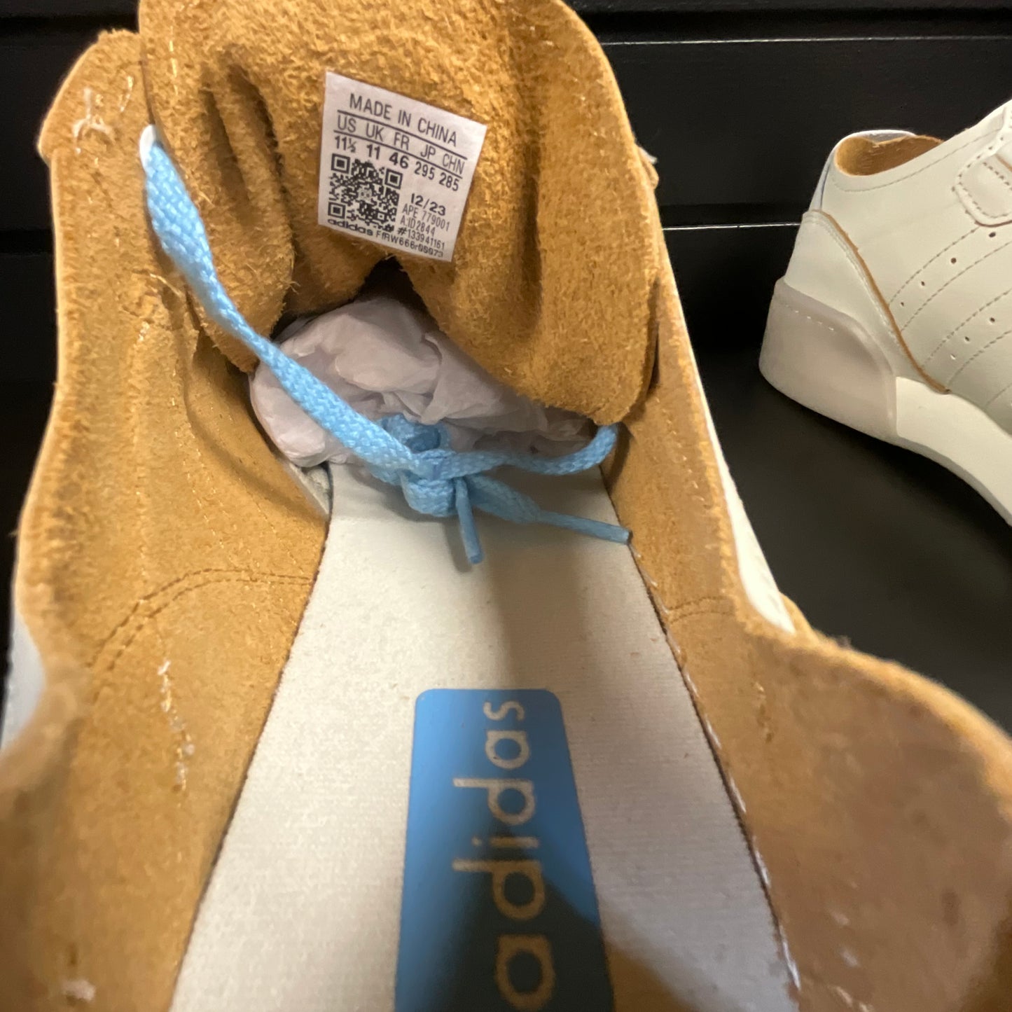 Zapatillas Adidas con logo dorado y blanco en color marfil