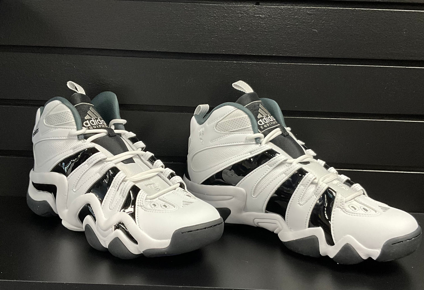 Baskets montantes de basket-ball Adidas Crazy 8 blanches avec accents noirs