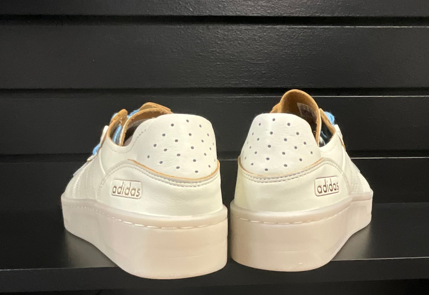Zapatillas Adidas con logo dorado y blanco en color marfil
