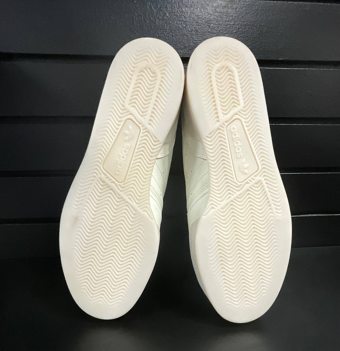 Zapatillas Adidas con logo dorado y blanco en color marfil