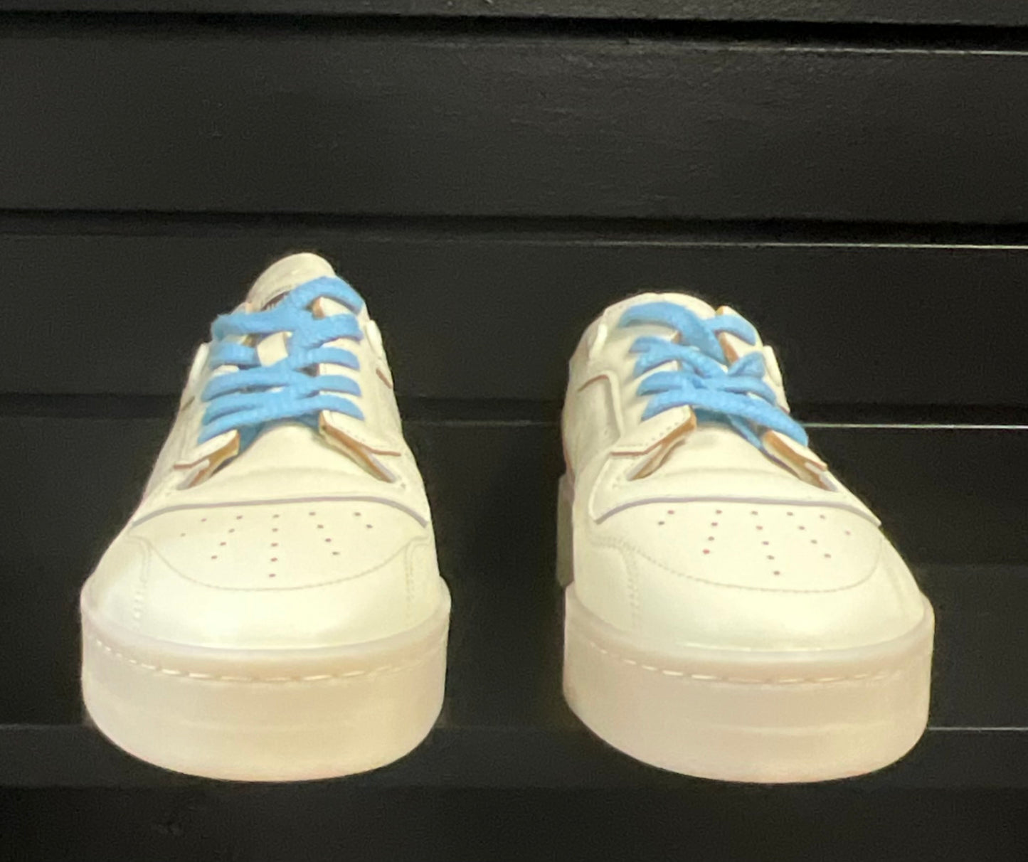 Zapatillas Adidas con logo dorado y blanco en color marfil