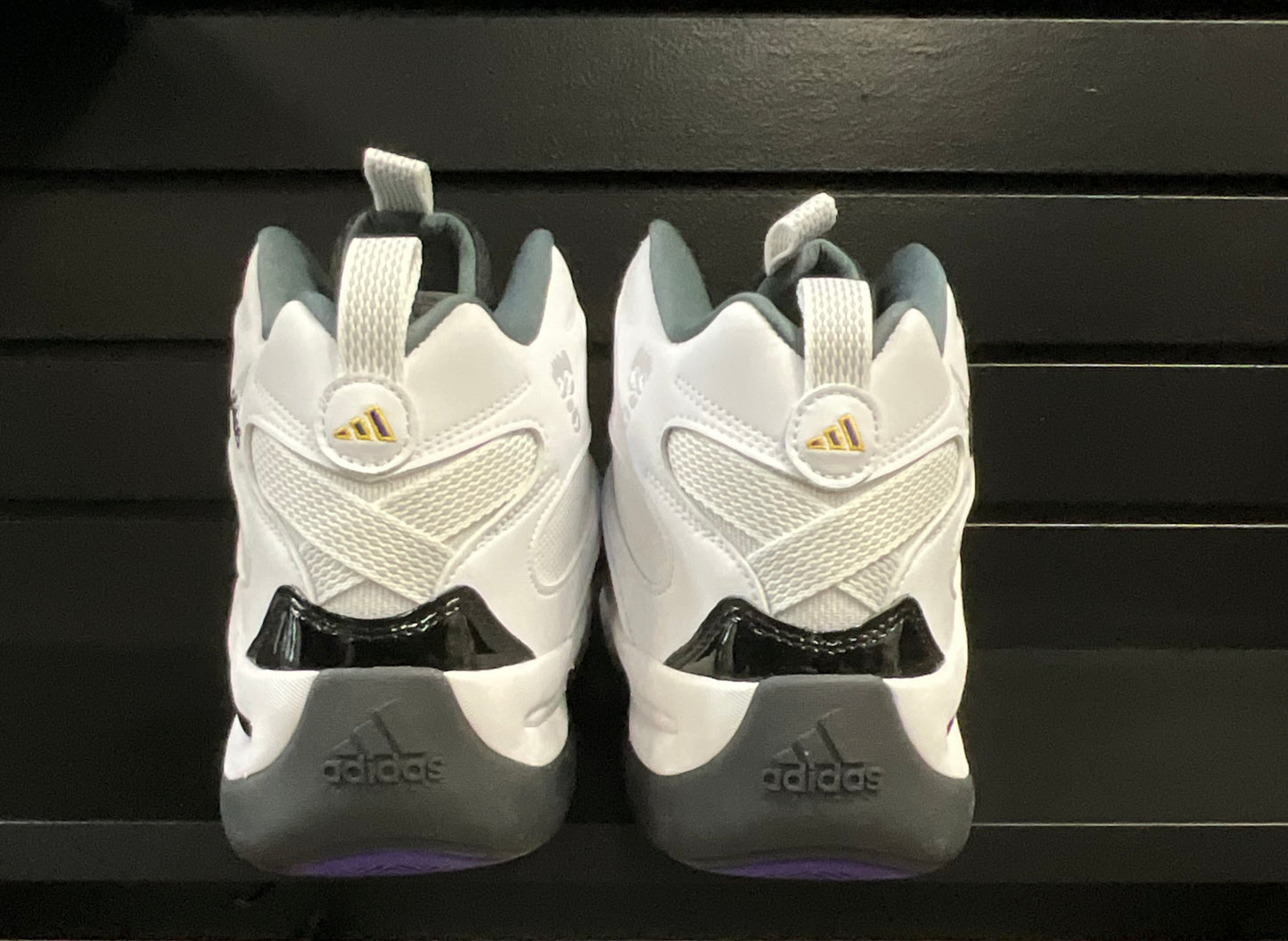 Baskets montantes de basket-ball Adidas Crazy 8 blanches avec accents noirs