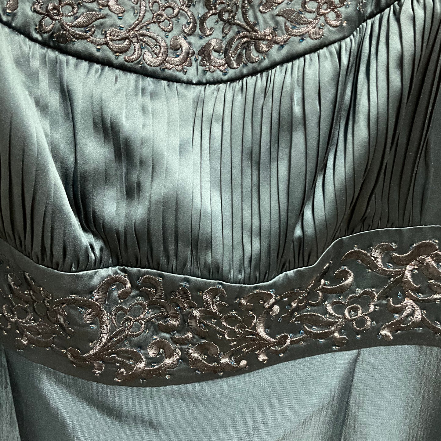Vestido midi de dos piezas adornado en verde azulado para ocasiones especiales de Adrianna Papell