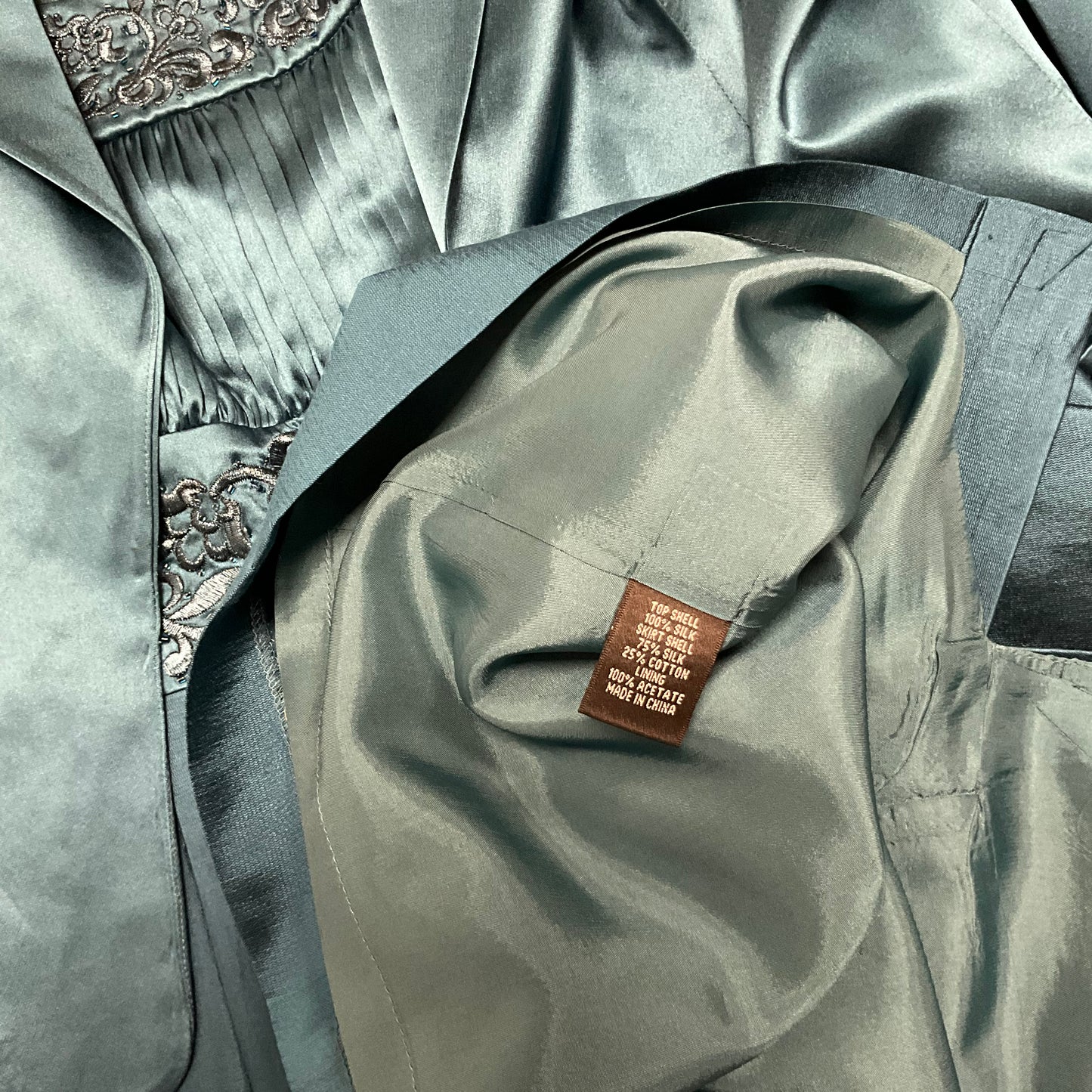 Vestido midi de dos piezas adornado en verde azulado para ocasiones especiales de Adrianna Papell