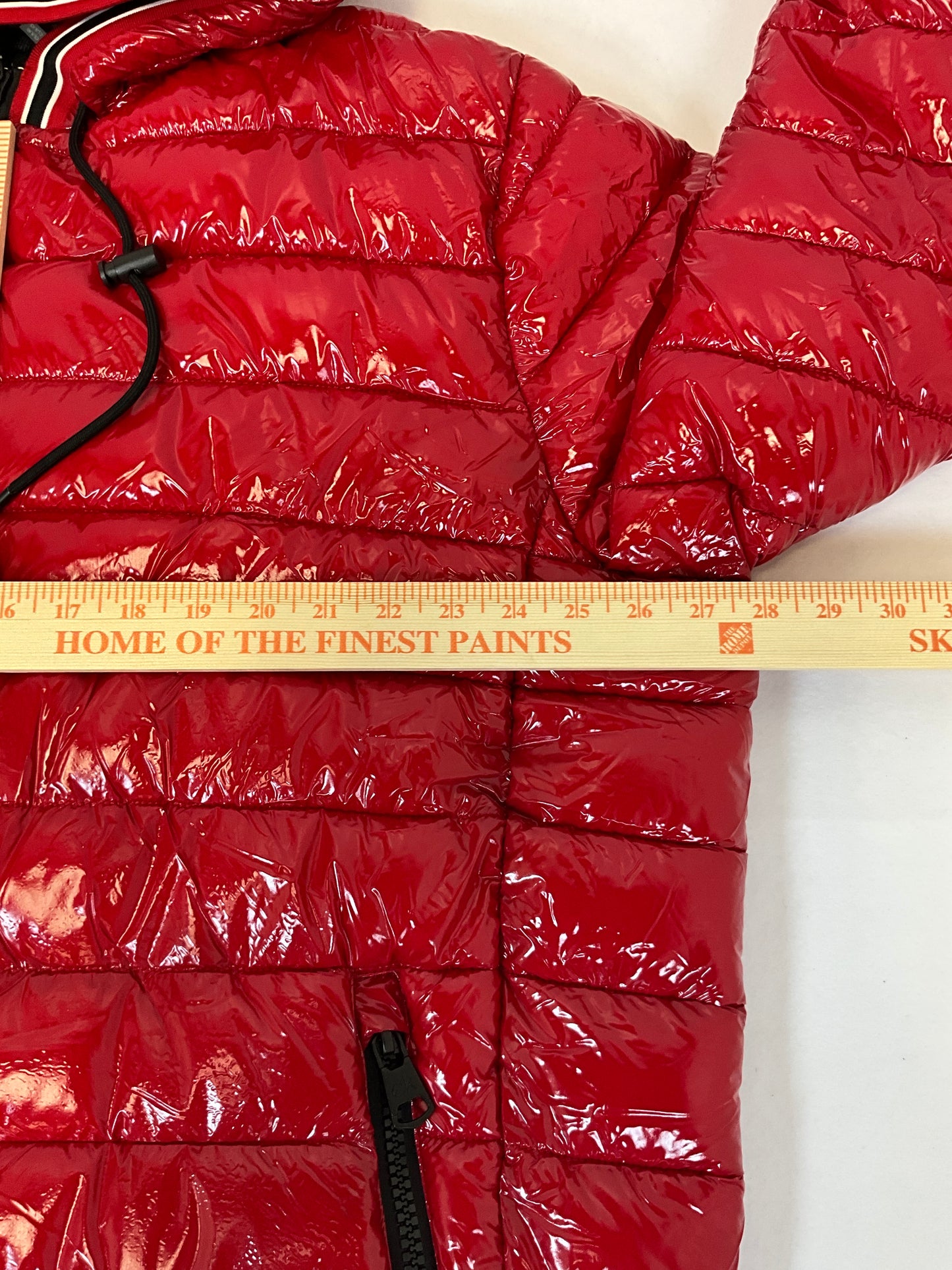 Chaqueta acolchada con capucha y acabado brillante en color rojo de Calvin Klein para hombre