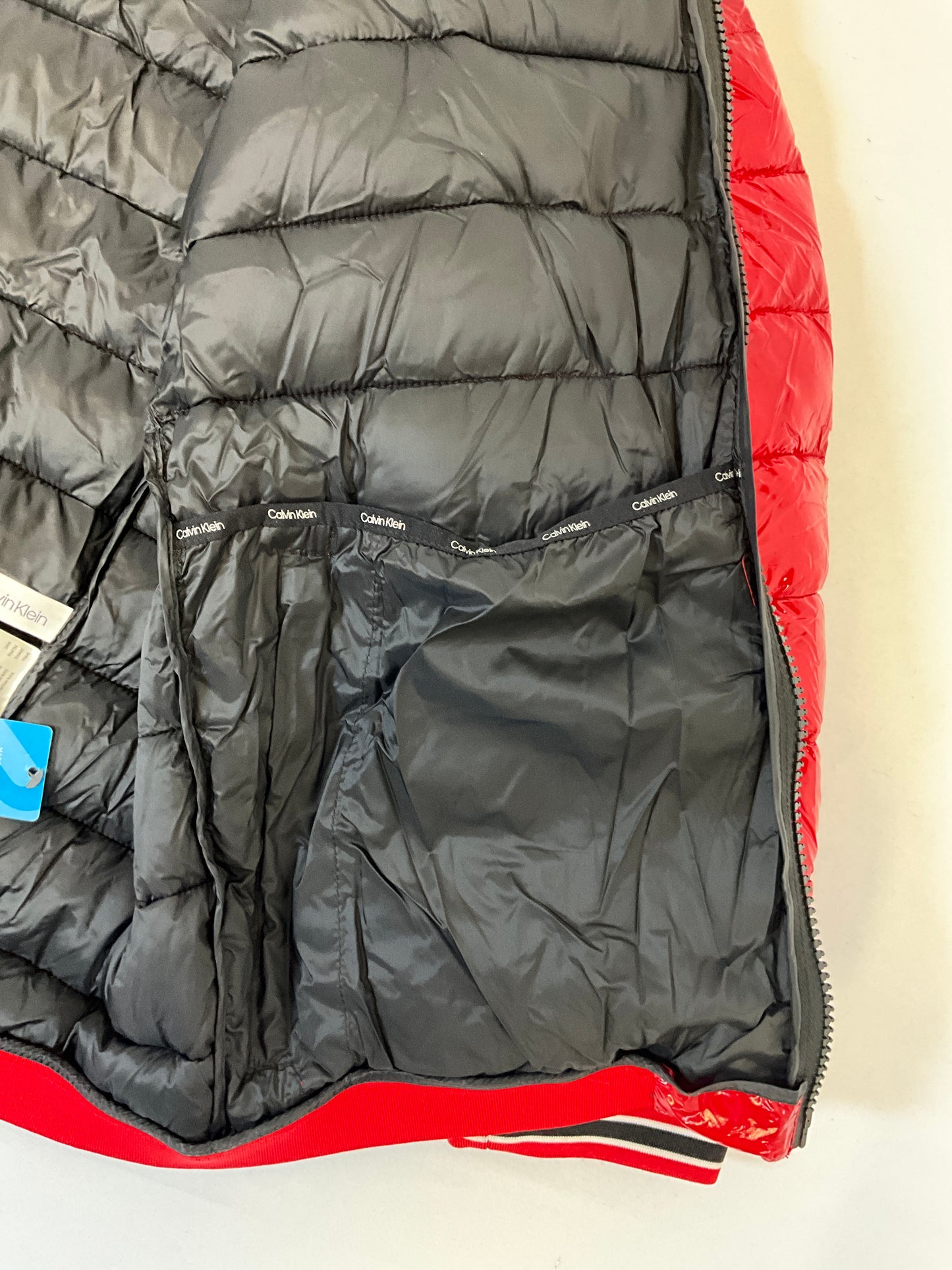 Chaqueta acolchada con capucha y acabado brillante en color rojo de Calvin Klein para hombre
