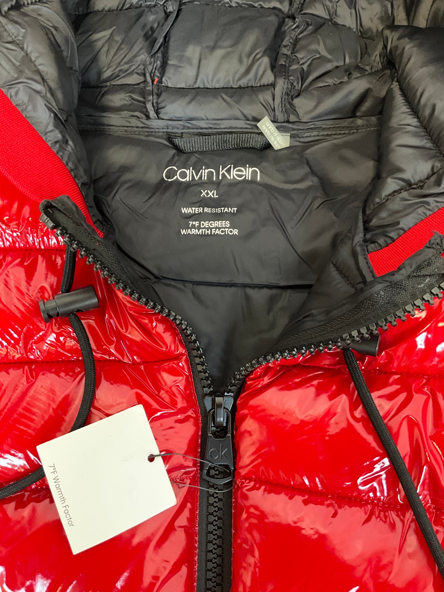 Chaqueta acolchada con capucha y acabado brillante en color rojo de Calvin Klein para hombre