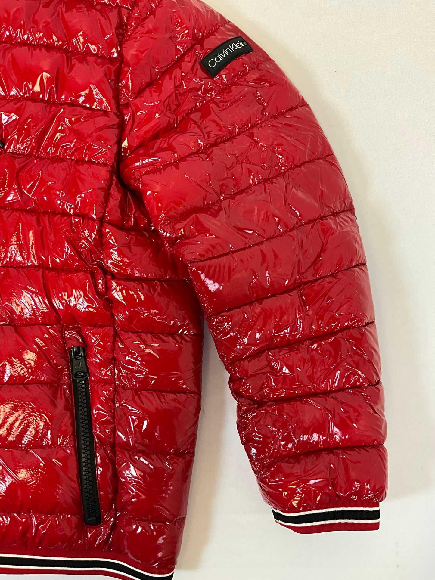 Chaqueta acolchada con capucha y acabado brillante en color rojo de Calvin Klein para hombre