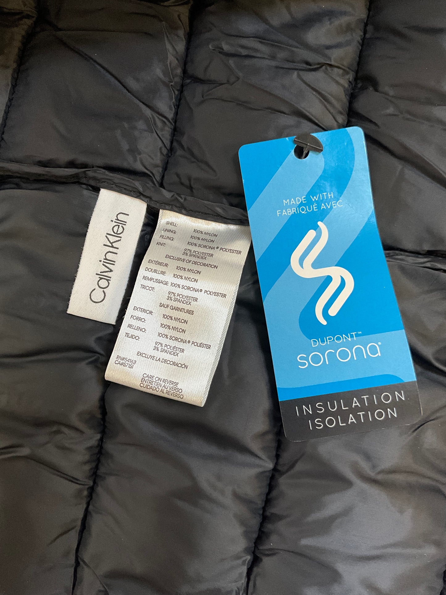 Chaqueta acolchada con capucha y acabado brillante en color rojo de Calvin Klein para hombre