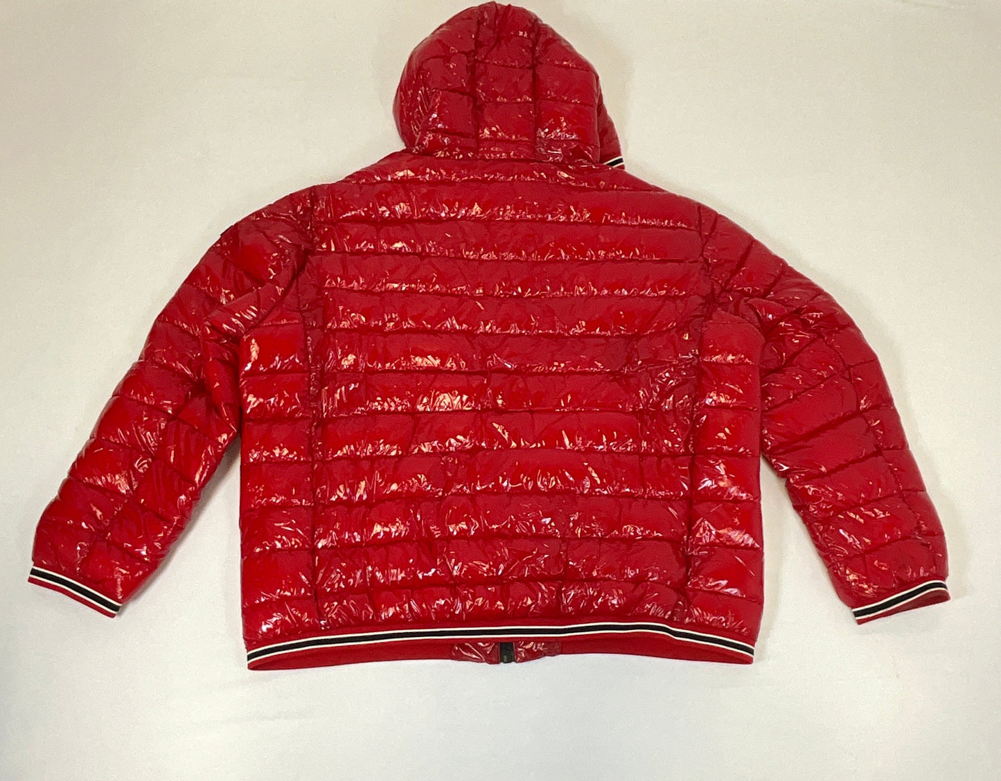 Chaqueta acolchada con capucha y acabado brillante en color rojo de Calvin Klein para hombre