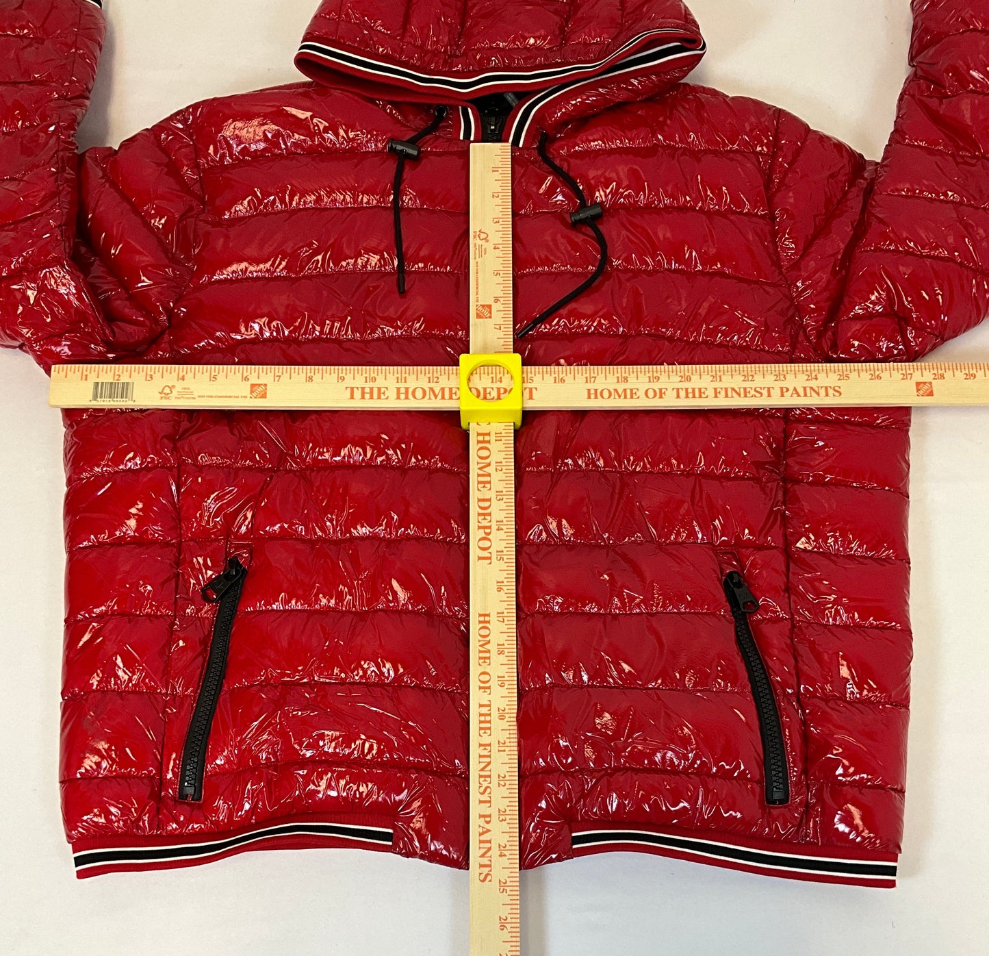 Chaqueta acolchada con capucha y acabado brillante en color rojo de Calvin Klein para hombre