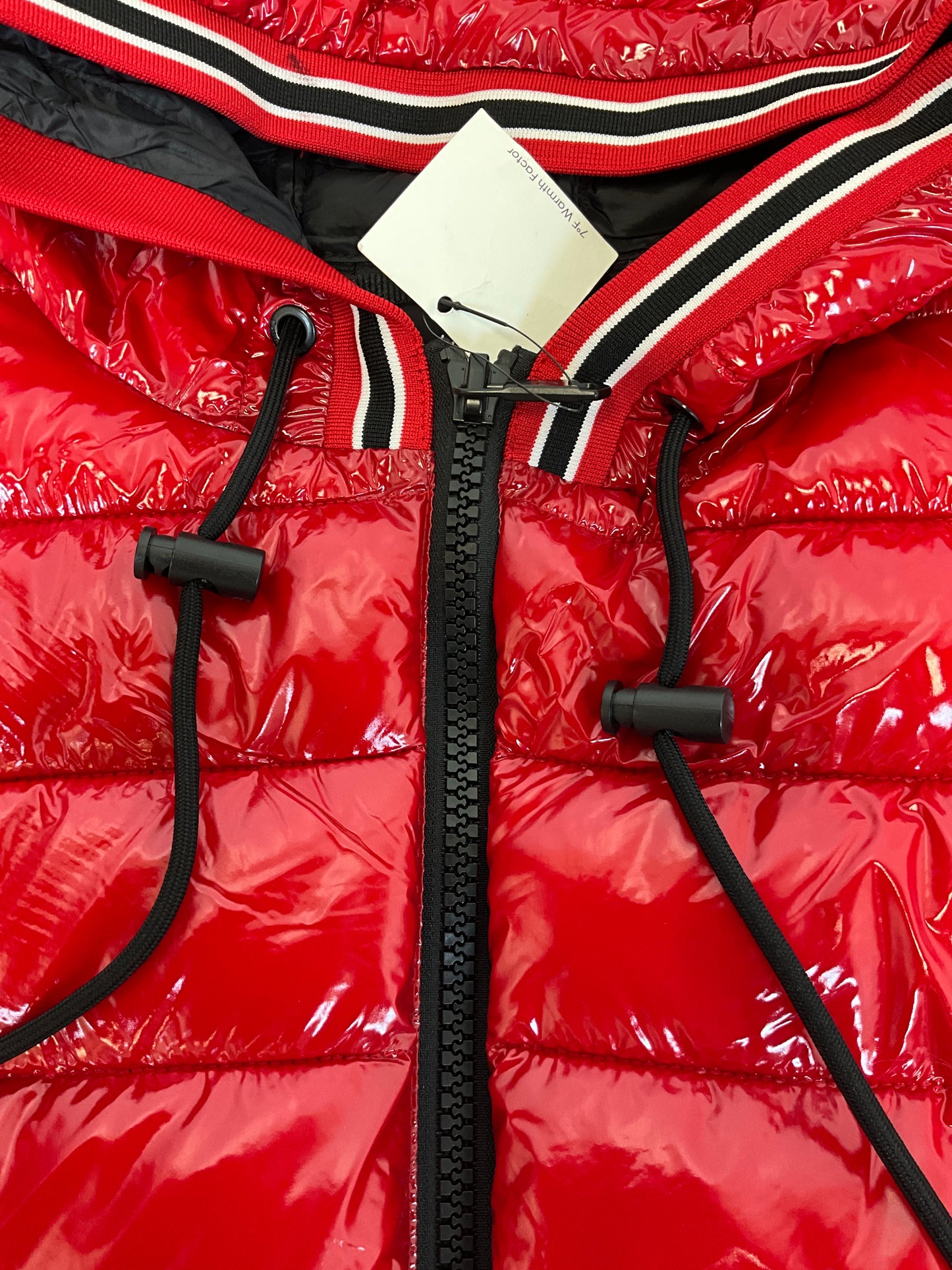 Chaqueta acolchada con capucha y acabado brillante en color rojo de Calvin Klein para hombre