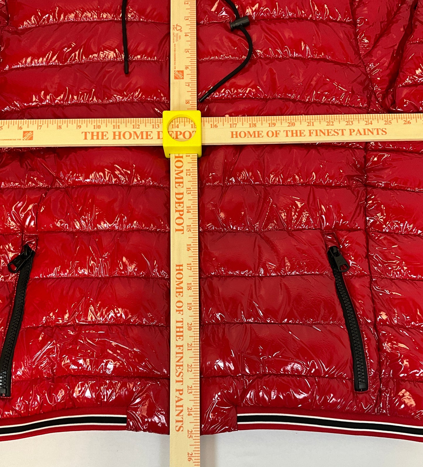 Chaqueta acolchada con capucha y acabado brillante en color rojo de Calvin Klein para hombre