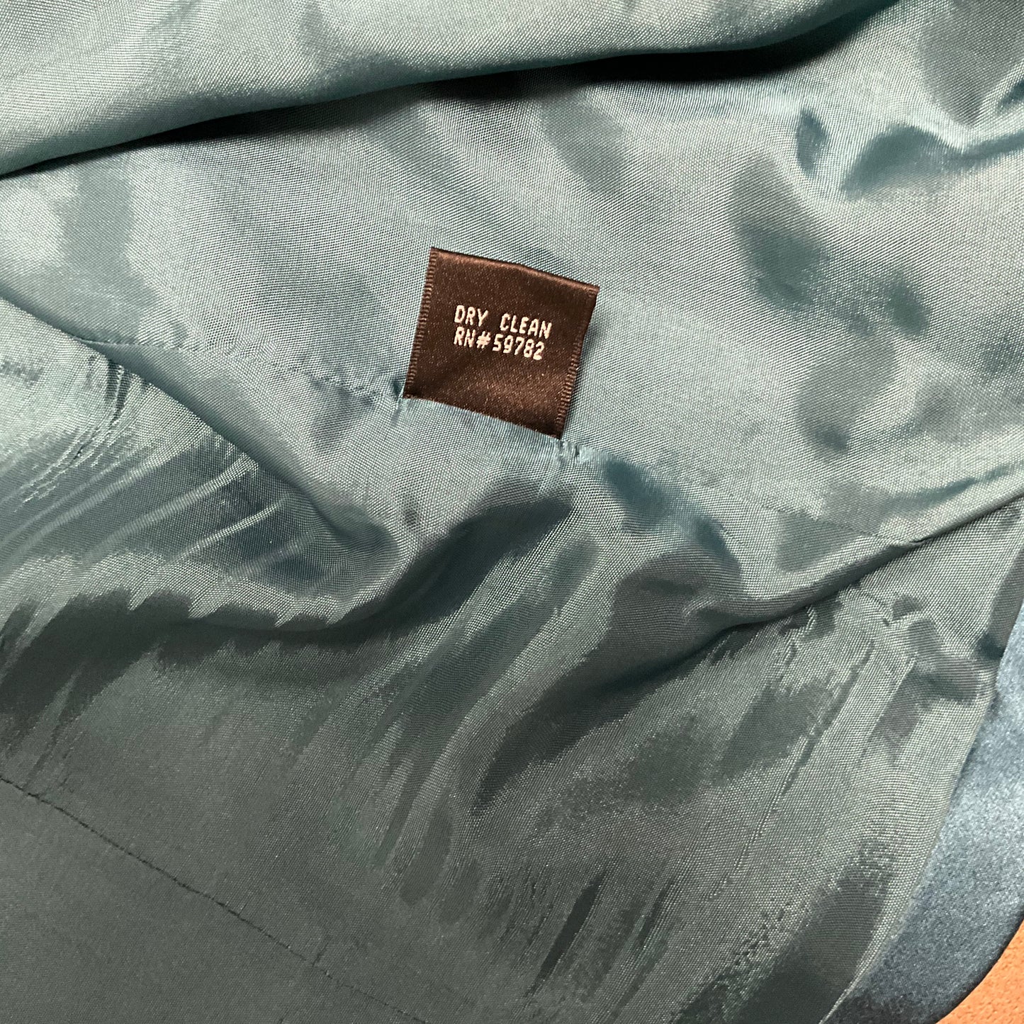 Vestido midi de dos piezas adornado en verde azulado para ocasiones especiales de Adrianna Papell